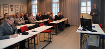 Tykistön tarkastaja, eversti Pertti Lahtinen kertoi seminaarin osanottajille tykistön aselajikoulutuksen tulevaisuudesta ja sen toteutuksesta puolustusvoimien osalta.