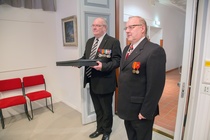 Suomen Tykistö-, Pioneeri- ja Viestimuseoyhdistyksen onnitteluja olivat tuomassa museonohtja Jaakko Martikainen ja yhdistysen puheenjohtaja, eversti Esko Hasila. 