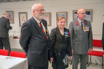 Onnitteluja vastaanottamassa Museo Militarian Pohjolasalissa olivat Tykkimiehet ry:n puheenjohtaja, vakuutusneuvos Harri Kainulainen, päätoimittaja Sirkka Ojala, ja Tykkimiehet ry:n varapuheenjohtaja, FM Kari Vilamo.