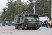 Ohimarssilla nähtiin Tykistöprikaatin kalustoa.