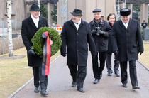 Jääkäritykistön Kilta on perinteisesti laskenut seppeleen myös edesmenneen kunniajäsenensä jalkaväenkenraali Adolf Ehrnroothin haudalle.