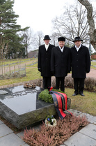 Seppelettä jalkaväenkenraali Ehrnroothin hadalle olivat laskemassa kiltalaiset vas. 2. varapuheenjohtaja Pekka Ahonen, puheenjohtaja Antero Rättö ja Kaarlo Purhonen.