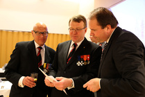 Seremoniamestari evl Kari Halonen huolehtii että juhlan järjestelyt ovat kunnossa.