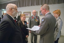 Jääkäritykistörykmentin onnittelut toi rykmentin komentaja, everstiluutnantti Jukka Nurmi.