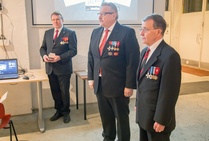 Tykkimiehet ry:n hallituksesta poisjäävät Raimo Salo ja Kaarlo Purhonen huomioitiin Pro Patria mitalilla. Mitalit luovutti Tykkimiehet ry:n toiminnanjohtaja Kari Halonen